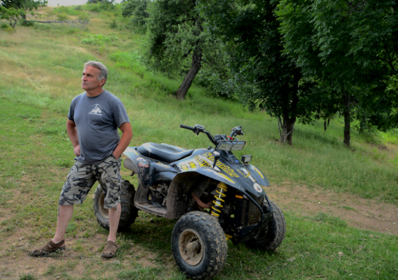 Milomir Petrovic posiert vor seinem Quad auf der (Urlaubs)Farm Kolibia wie ein Großwildjäger.